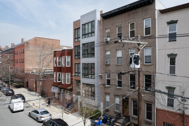 213 Adams St in Hoboken, NJ - Foto de edificio - Building Photo