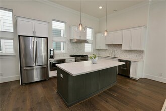 2226 Lou Ellen Ln in Houston, TX - Building Photo - Building Photo
