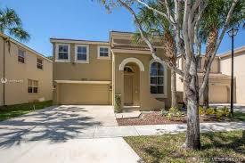 5010 SW 155th Ave in Miramar, FL - Building Photo