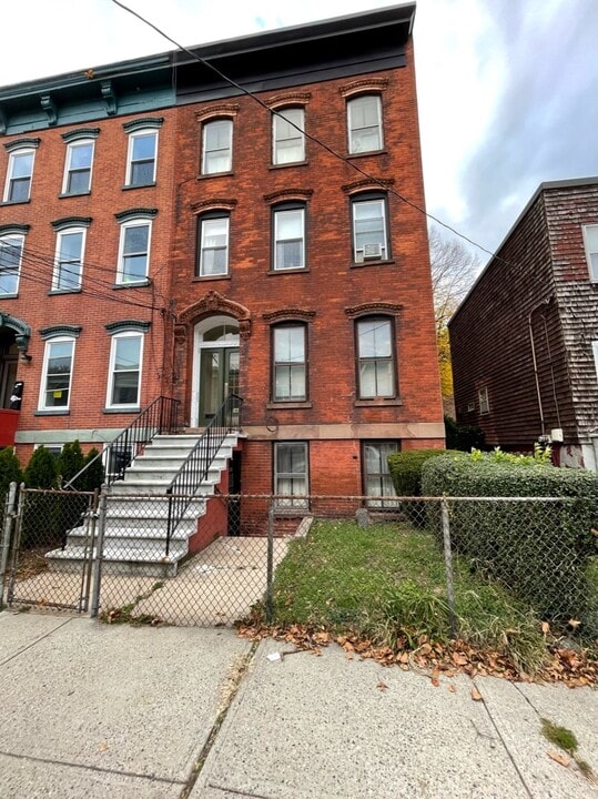 271 Ogden Ave, Unit 3 in Jersey City, NJ - Building Photo