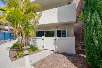 2625 Pirineos Way in Carlsbad, CA - Building Photo - Building Photo