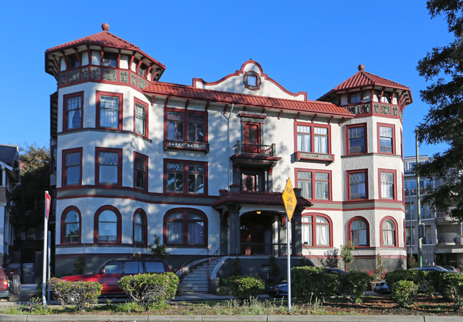 1800 Lakeshore Ave in Oakland, CA - Foto de edificio - Building Photo