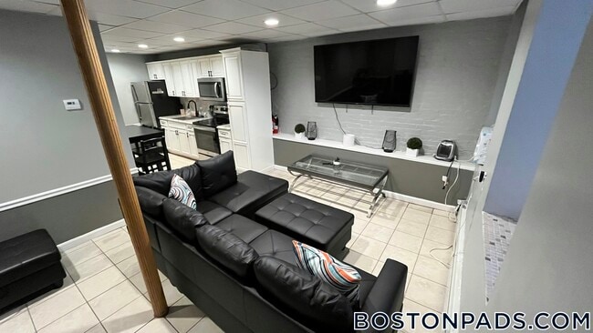 1890 Beacon St in Brookline, MA - Building Photo - Building Photo