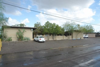 Oakwood Terrace in Tucson, AZ - Building Photo - Building Photo