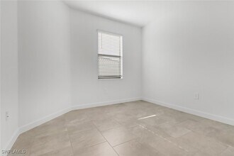 19600 Hinkley Dr in Estero, FL - Foto de edificio - Building Photo