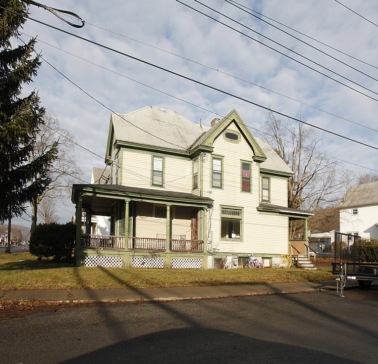 304 Chestnut St in West Oneonta, NY - Foto de edificio