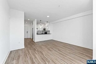 520 Cliff St, Unit 524 in Fairview, NJ - Building Photo