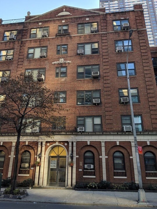 10 W 65th St-Unit -4-G in New York, NY - Building Photo