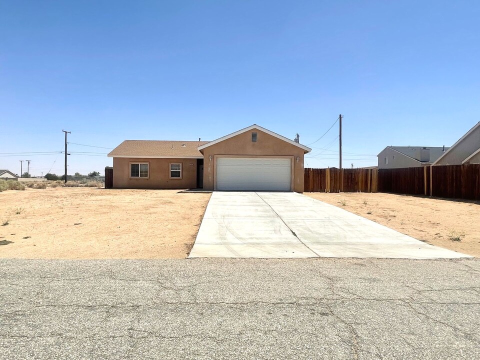 8160 Kalmia Ave in California City, CA - Building Photo