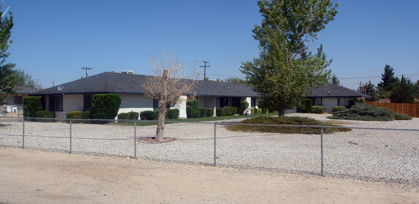 21076 Multnomah Rd in Apple Valley, CA - Building Photo