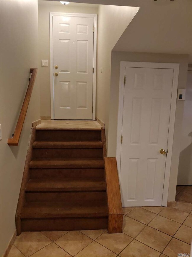 8 Garfield Ave-Unit -2 in Farmingdale, NY - Building Photo - Building Photo