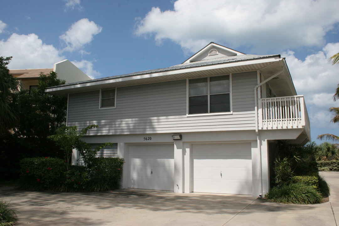 5620 Gulf Dr in Holmes Beach, FL - Building Photo