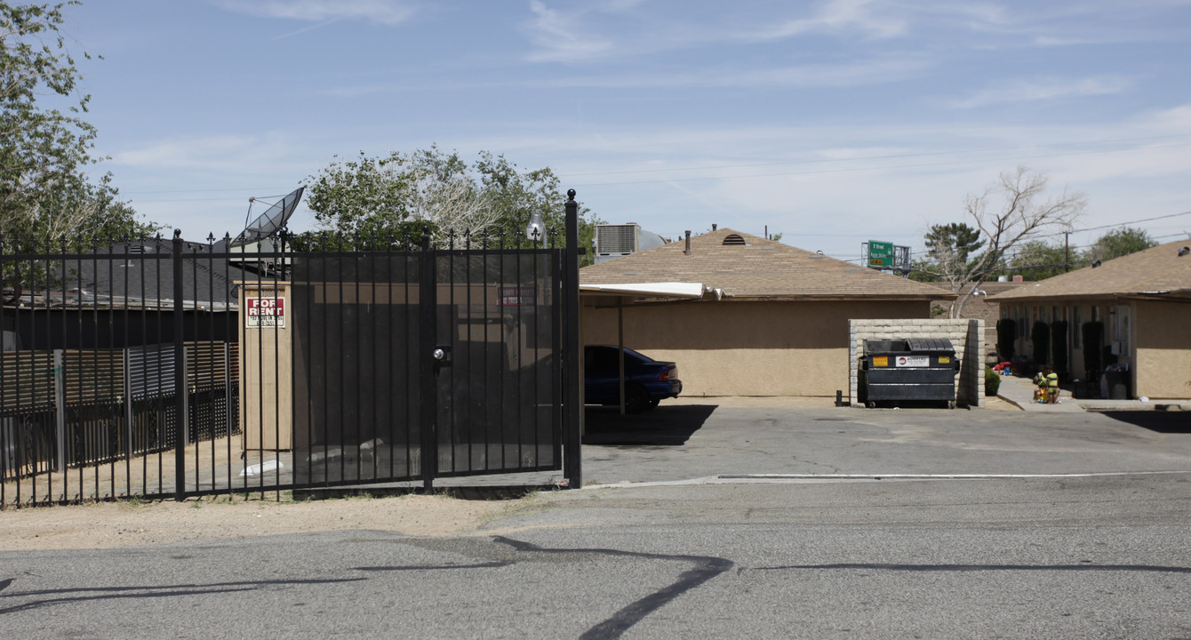 15699-15709 Sueno Ln in Victorville, CA - Building Photo