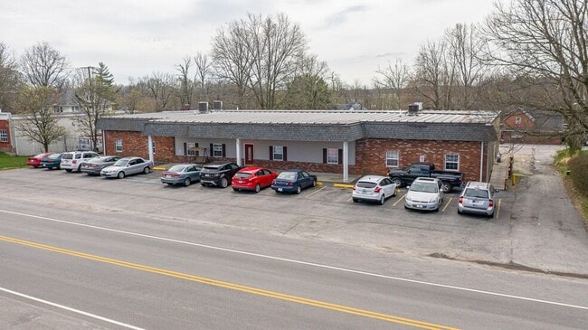 281 E Main St in Hanover, IN - Foto de edificio - Building Photo