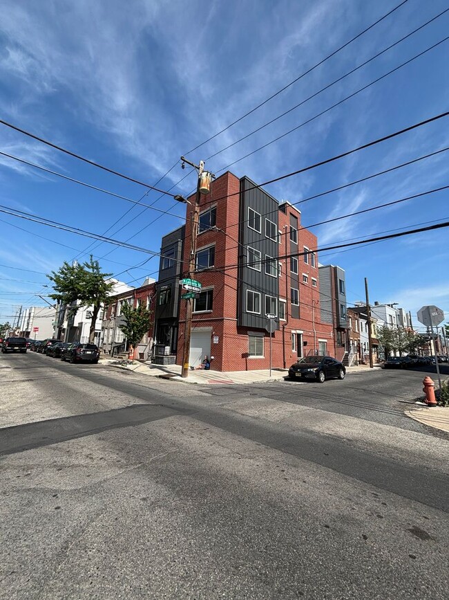 2465 Jasper St in Philadelphia, PA - Foto de edificio - Building Photo