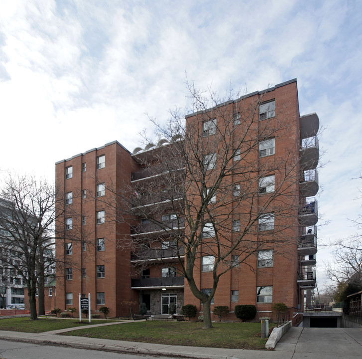 Lakeside Apartments in Oakville, ON - Building Photo