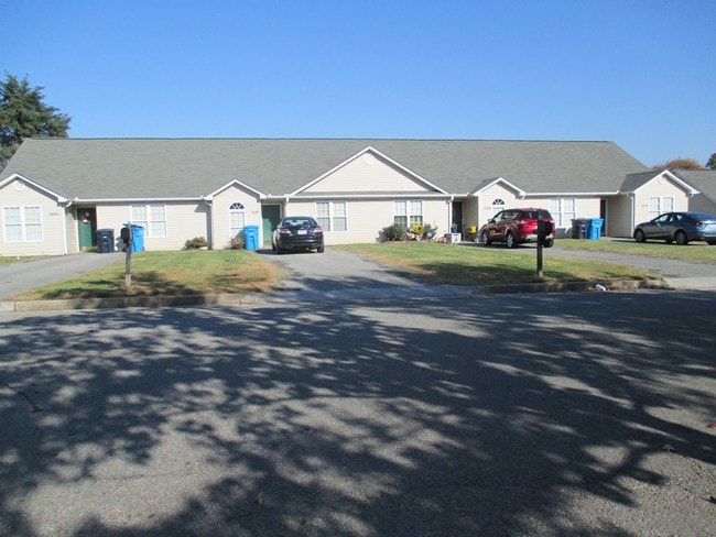 2478-2484 Tuckawana Cir NW in Roanoke, VA - Foto de edificio - Building Photo