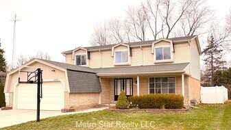 1553 Lakewood Dr in Troy, MI - Building Photo