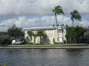 130 Cypress Club Dr in Pompano Beach, FL - Building Photo - Building Photo