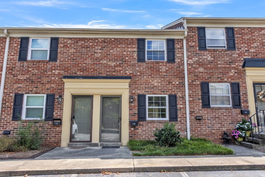 2530 E North St in Greenville, SC - Building Photo