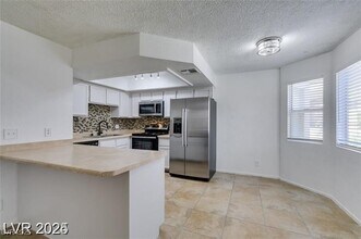 924 Falconhead Ln in Las Vegas, NV - Building Photo - Building Photo