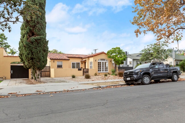 property at 827 N Laurel Ave