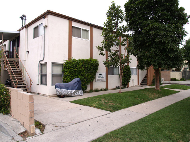 Buena Pines Apartments in Buena Park, CA - Foto de edificio - Building Photo