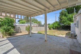 7720 Cherrystone Ave in Panorama City, CA - Foto de edificio - Building Photo