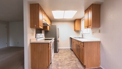 20816 74th Ave W, Unit Apt D in Edmonds, WA - Foto de edificio - Building Photo