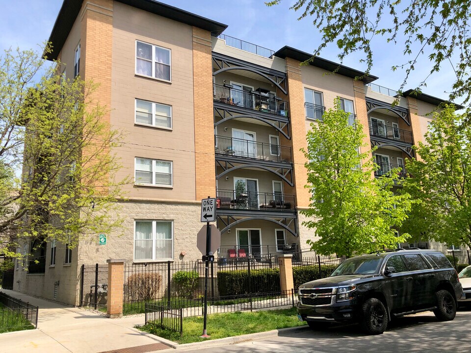 2720 W Cortland St in Chicago, IL - Building Photo