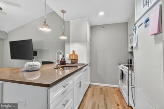 3307 Wyndham Cir, Unit 4165 in Alexandria, VA - Building Photo - Building Photo