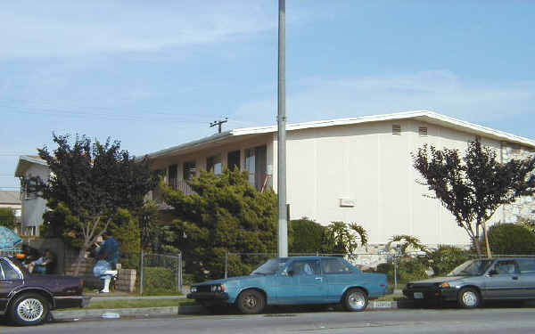 10808 California Ave in Lynwood, CA - Foto de edificio