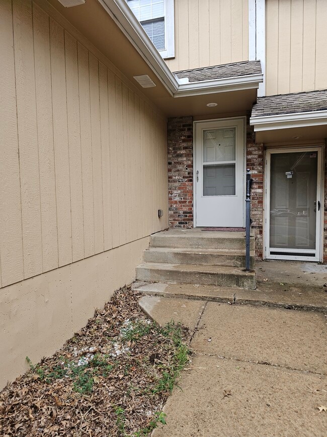 1821 NE Knollbrook St in Lee's Summit, MO - Foto de edificio - Building Photo