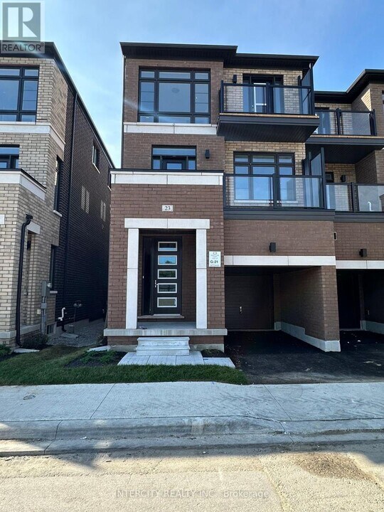 23 Bluebird Ln in Barrie, ON - Building Photo