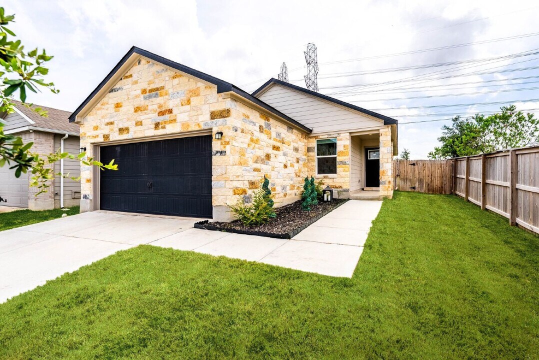 4902 Via Sonoma Trail in Converse, TX - Building Photo
