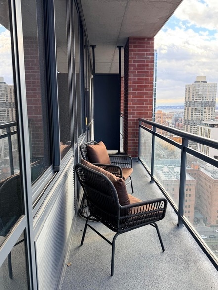 389 Washington St, Unit 28C in Jersey City, NJ - Building Photo - Building Photo