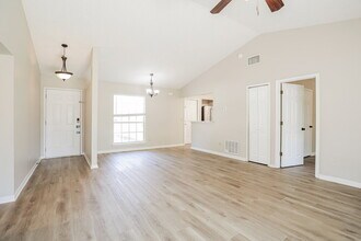 8022 Loch Lomond Ln in Jacksonville, FL - Building Photo - Building Photo