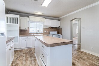 1007 E Main St in Tomball, TX - Building Photo - Building Photo