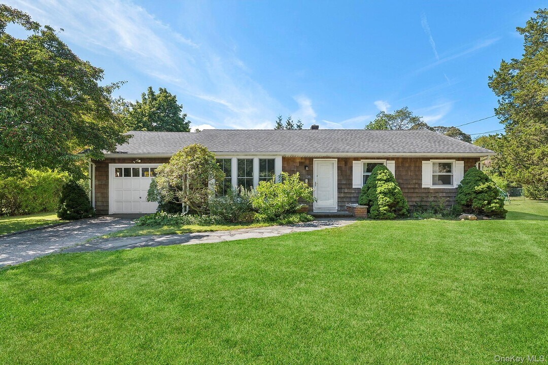 35 Bayberry Ln in Sag Harbor, NY - Building Photo