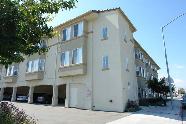 Plaza Grande Apartments in Salinas, CA - Building Photo - Building Photo