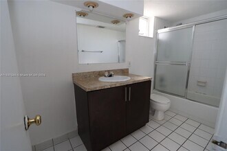6884 N Kendall Dr in Pinecrest, FL - Building Photo - Building Photo