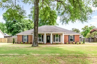 612 Vaughn Dr S in Satsuma, AL - Building Photo