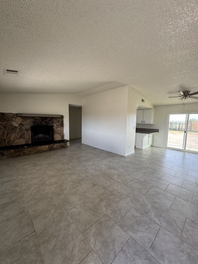 19672 Neuralia Rd in California City, CA - Building Photo - Building Photo