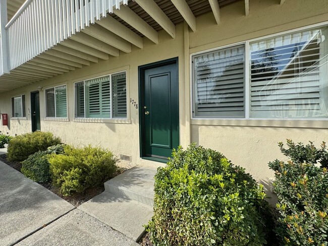 Pine Street, 1750-1780* in Napa, CA - Building Photo - Interior Photo