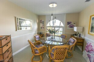 800 New Waterford Dr in Naples, FL - Building Photo