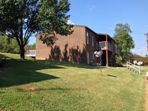 Crestview Apartments in Madisonville, TN - Building Photo - Building Photo