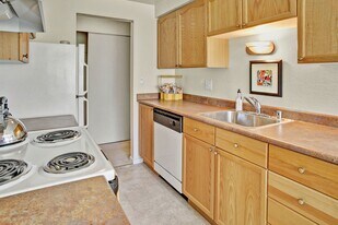 Andorra in Mountlake Terrace, WA - Building Photo