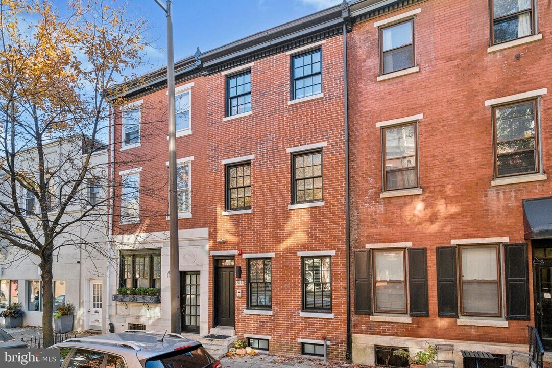 2006 Pine St, Unit 2 in Philadelphia, PA - Building Photo