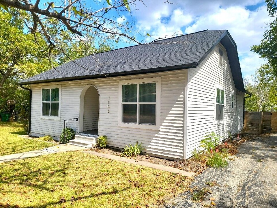 1106 Hackberry St in Taylor, TX - Foto de edificio