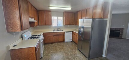 800 Capehart Ct in Ridgecrest, CA - Building Photo - Building Photo